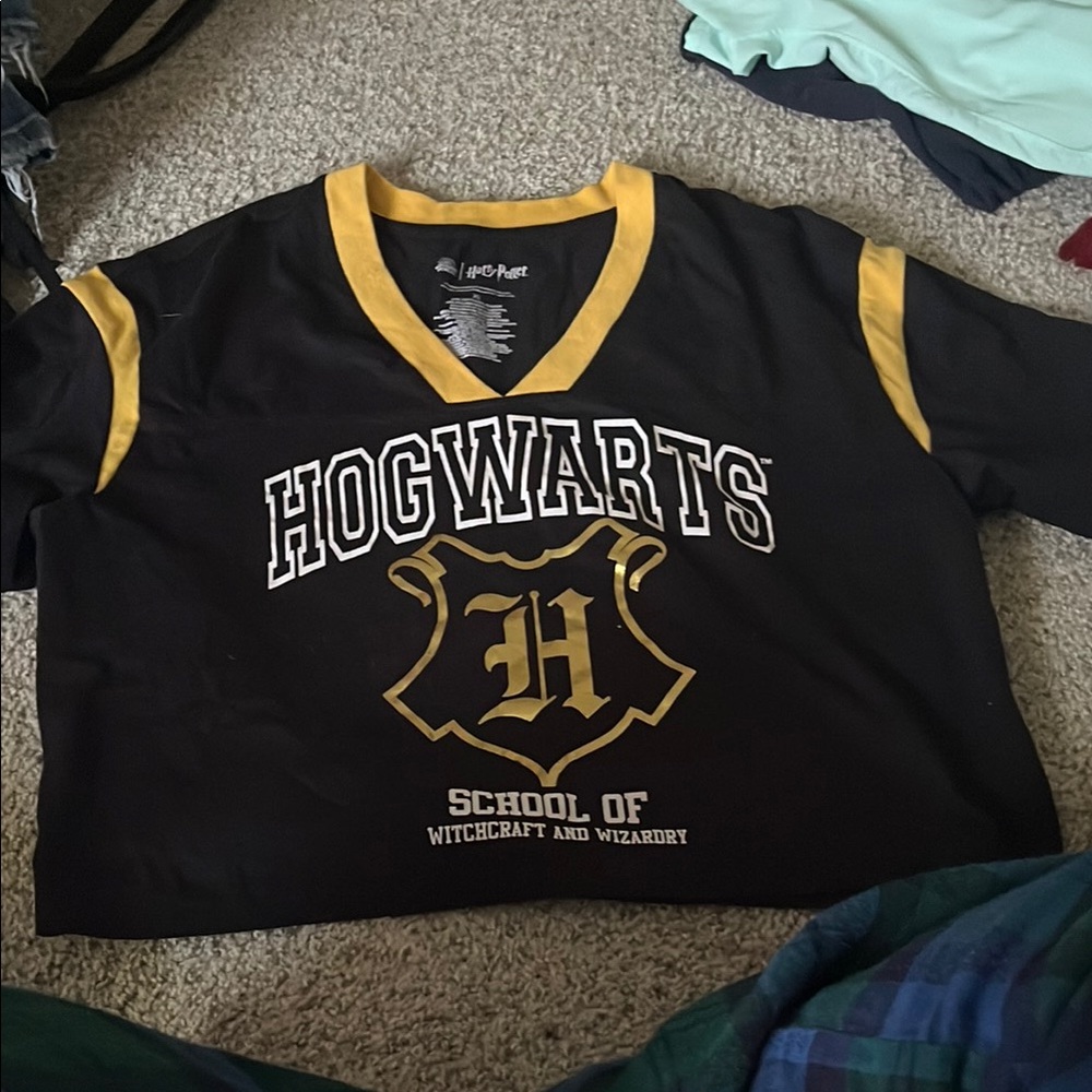 Warner Bros Black and Gold Hogwarts Short Sleeve Tee